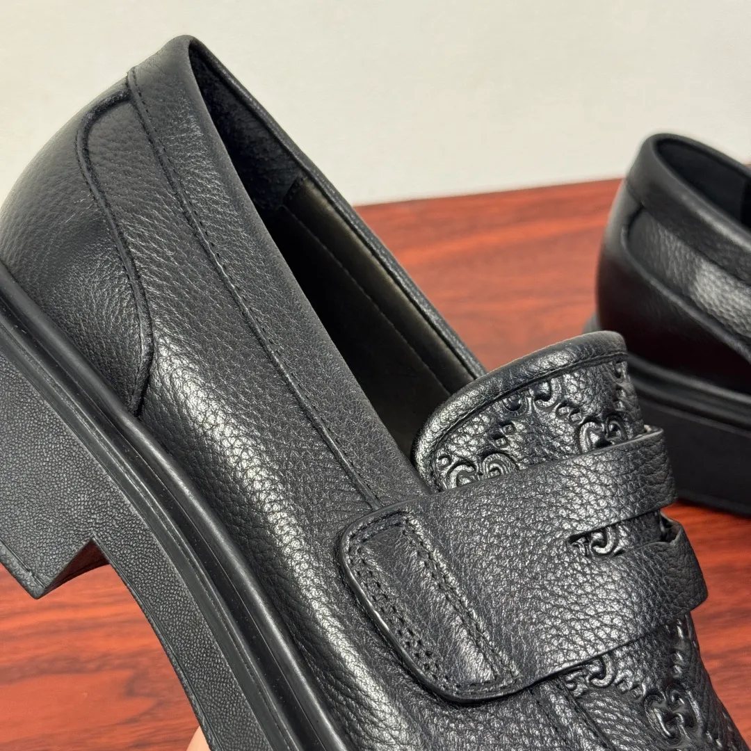 Batch 780 Gucci/Gucci new men's loafers with GG details, thick-soled slip-ons! The design of this men's lace-up shoe is rooted in the brand's heritage. It is carefully crafted from high-quality calfskin/open-edge beaded cowhide/suede cowhide. It is made of various leather types and is embellished with GG printed embossed suede leather details, which pays homage to Gucci's classic monogram. The rubber sole with GG pattern adds a modern touch to the design. Classic and simple sponge cake style design. European and American classic version, full calfskin lining. The overall upper texture is soft. The lining is comfortable and breathable. 2CM thickened soft rubber sole, easy to control. Versatile and stylish on the foot. Available in multiple colors to meet different matching needs. Full package! Size: 39-40-41-42-43-44 Leather shoe size (38.45.46 can be customized) Item number: 7826 Loafers Pebbled cowhide